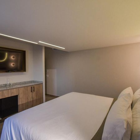Expo Satelite 2750 Hotel & Suites グアダラハラ エクステリア 写真