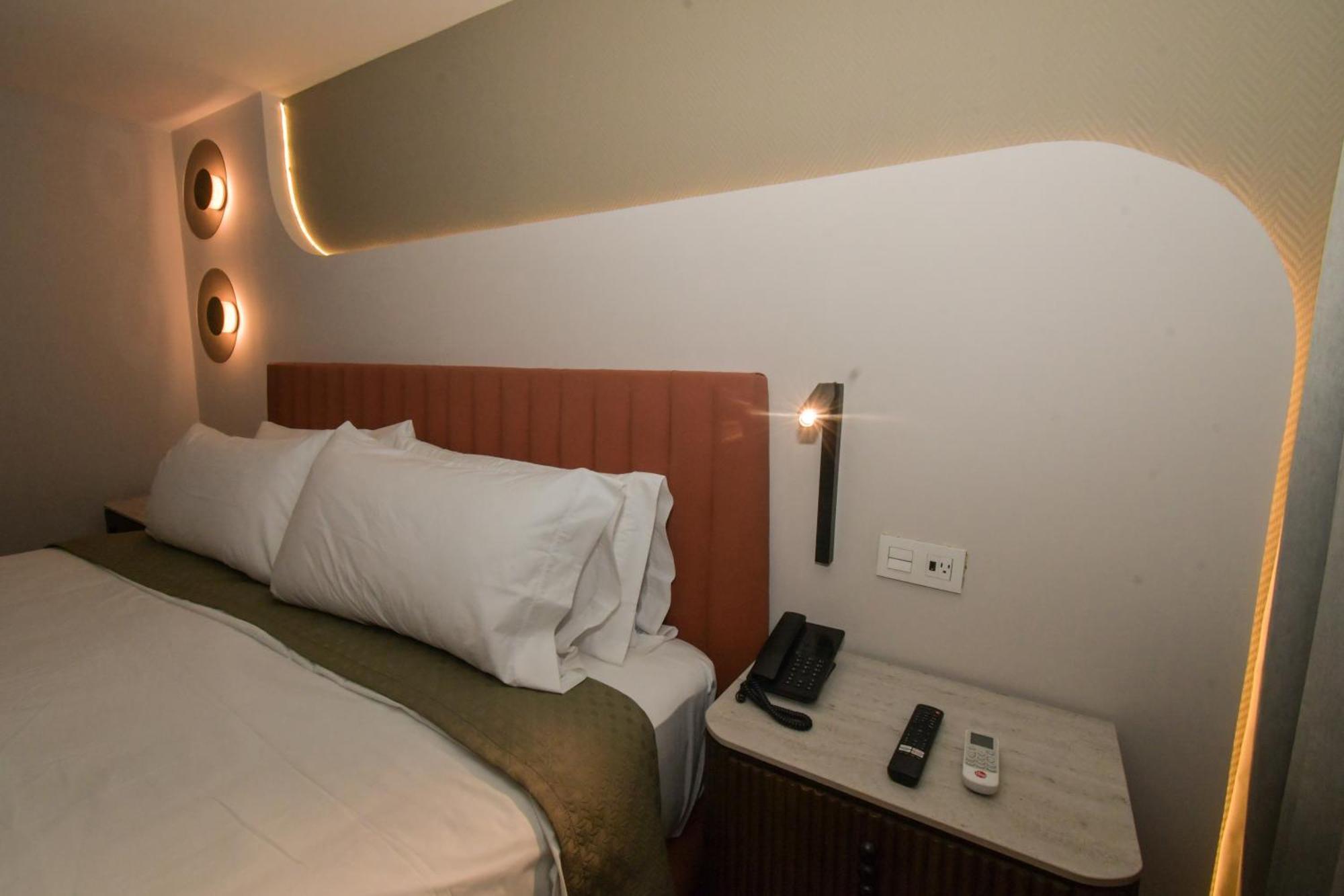 Expo Satelite 2750 Hotel & Suites グアダラハラ エクステリア 写真