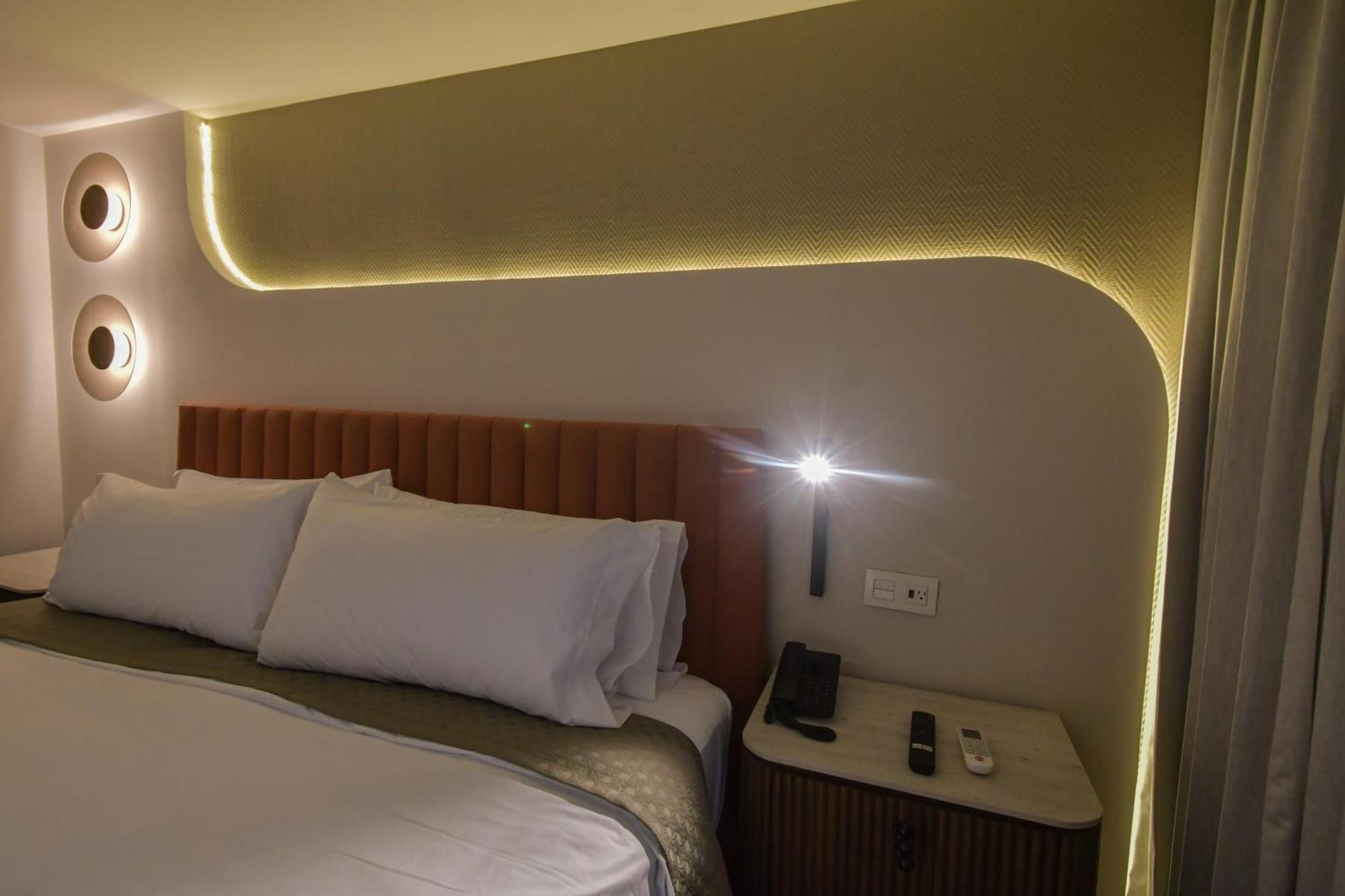 Expo Satelite 2750 Hotel & Suites グアダラハラ エクステリア 写真