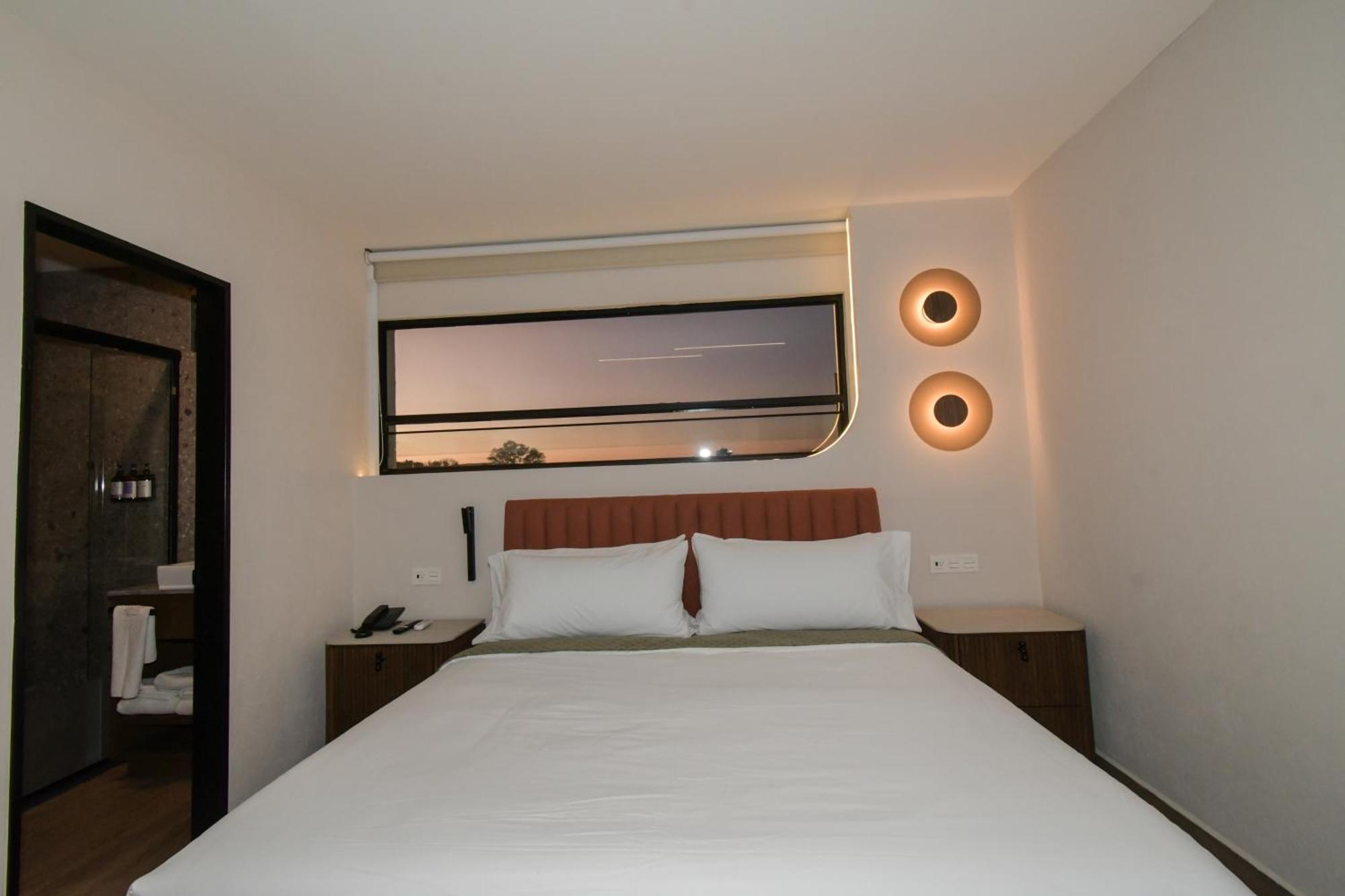 Expo Satelite 2750 Hotel & Suites グアダラハラ エクステリア 写真