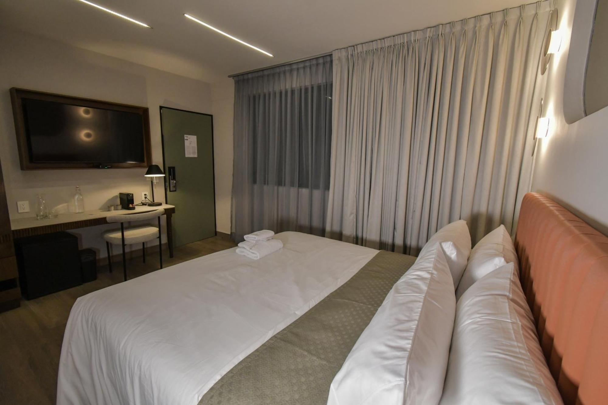 Expo Satelite 2750 Hotel & Suites グアダラハラ エクステリア 写真