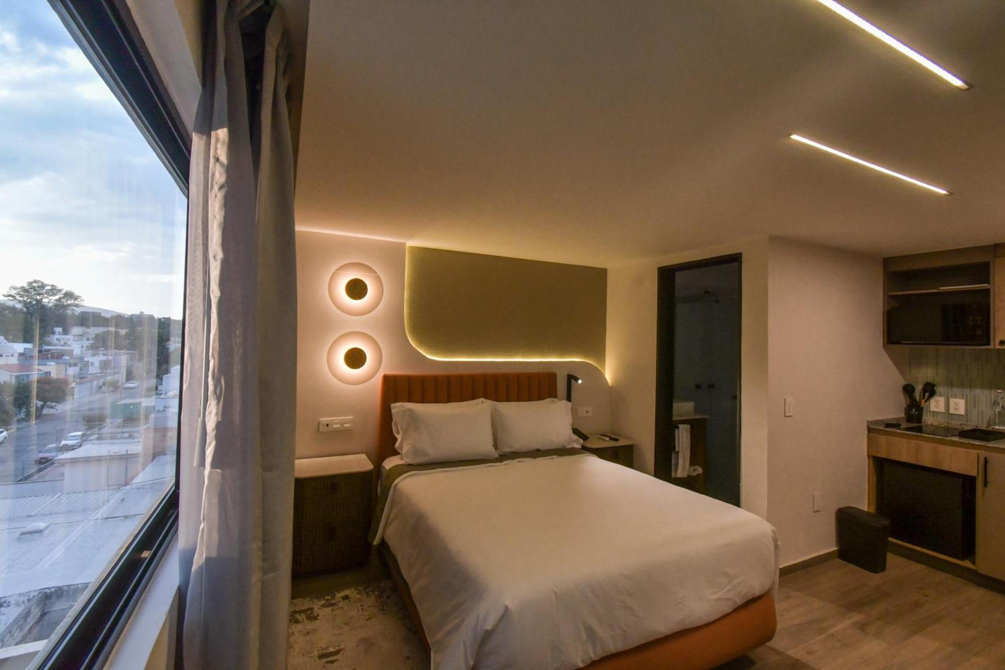 Expo Satelite 2750 Hotel & Suites グアダラハラ エクステリア 写真